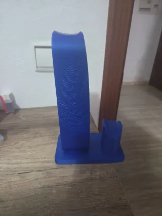 Soporte azul para cascos y mando diseño en 3D