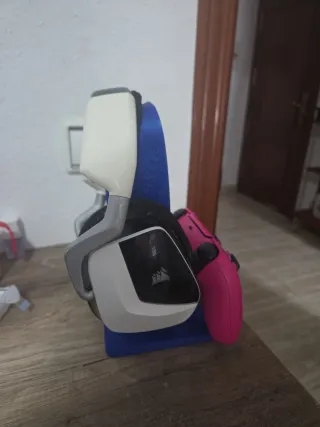 Soporte azul para cascos y mando diseño en 3D