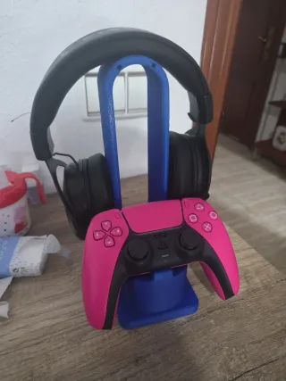 Soporte azul para cascos y mando diseño en 3D