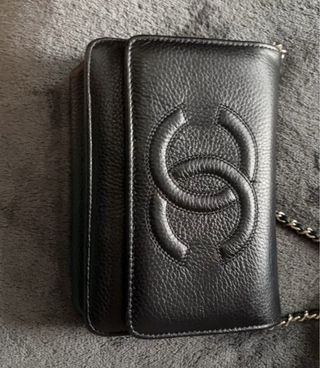 Borsa Chanel in pelle nera con catena