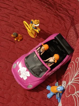 Coche rosa con muñecas y figuras