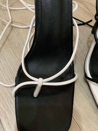 Sandalias de tacón con tiras blancas y negras