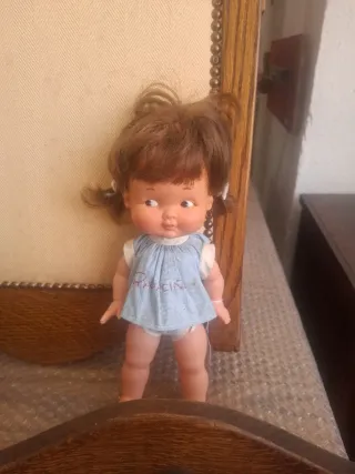 Muñeca de plastico con vestido azul