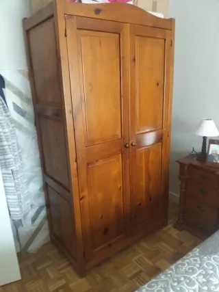 Armario de madera maciza