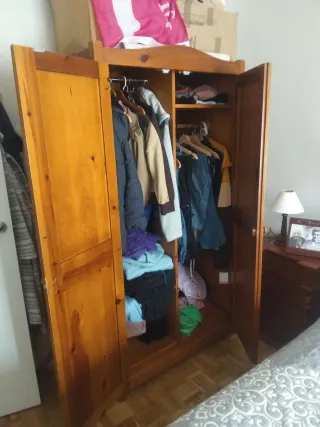 Armario de madera maciza