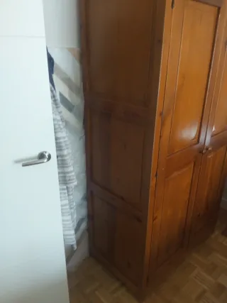 Armario de madera maciza