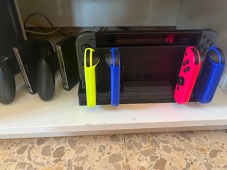 Nintendo Switch con 6 Joy-con y accesorios