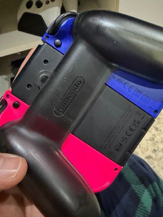Nintendo Switch con 6 Joy-con y accesorios
