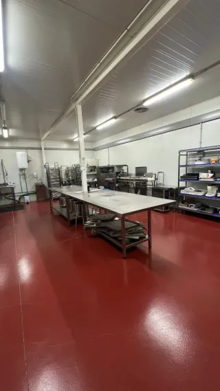 Alquilo nave con obrador para compartir .