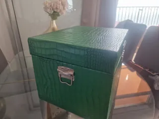 Caja de almacenamiento verde