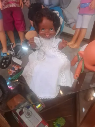 Muñeca de bebé con vestido blanco