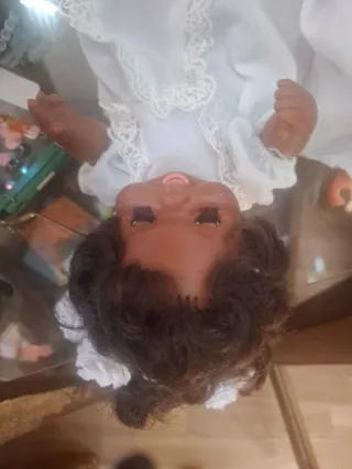 Muñeca de bebé con vestido blanco