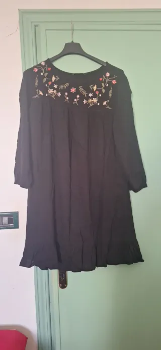 Abito corto nero con fiori ricamati