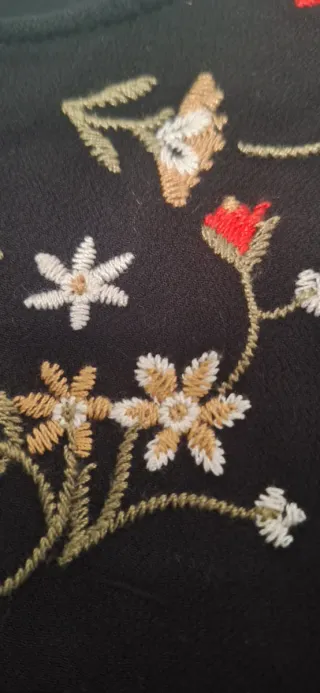 Abito corto nero con fiori ricamati