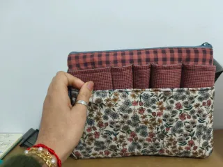 Riñonera con compartimentos beige y rojo