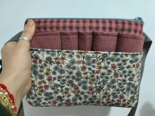 Riñonera con compartimentos beige y rojo