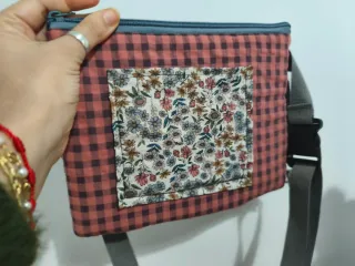 Riñonera con compartimentos beige y rojo