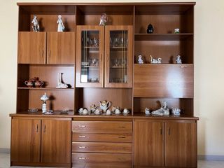 Mueble de madera con vitrina y cajones