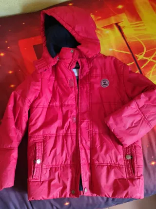 Abrigo rojo infantil