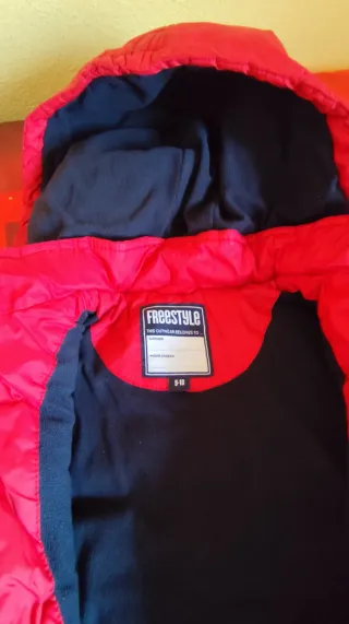 Abrigo rojo infantil