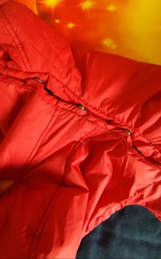 Abrigo rojo infantil