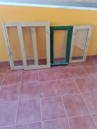 Marco de ventana verde y beige