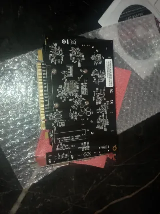 Tarjeta Gráfica AMD- 4GB DDR5 HD6770 128 BITS