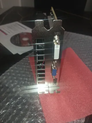 Tarjeta Gráfica AMD- 4GB DDR5 HD6770 128 BITS