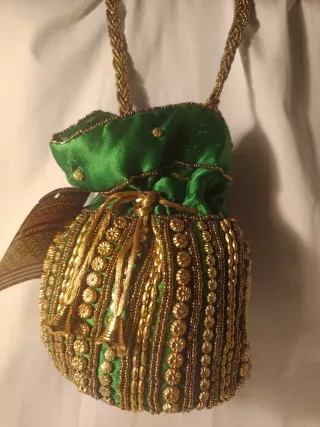 Bolso de fiesta verde y dorado