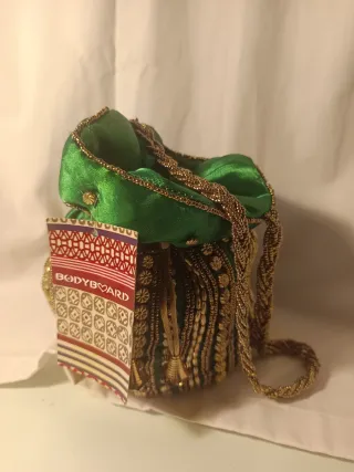 Bolso de fiesta verde y dorado