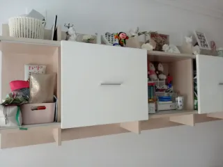 Estantería modular blanca y beige