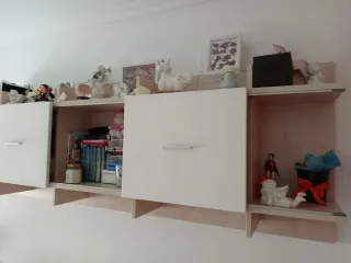 Estantería modular blanca y beige