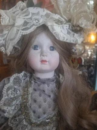Muñeca antigua de porcelana
