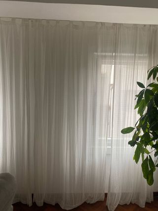 Cortinas blancas con barra extensible URGE mudanza