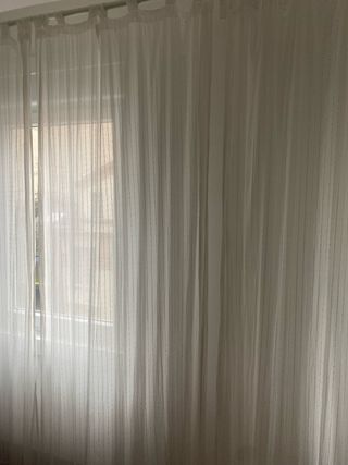 Cortinas blancas con barra extensible URGE mudanza
