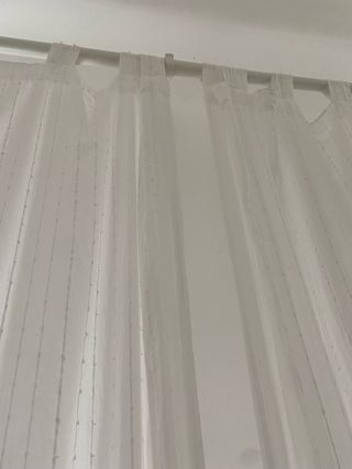 Cortinas blancas con barra extensible URGE mudanza