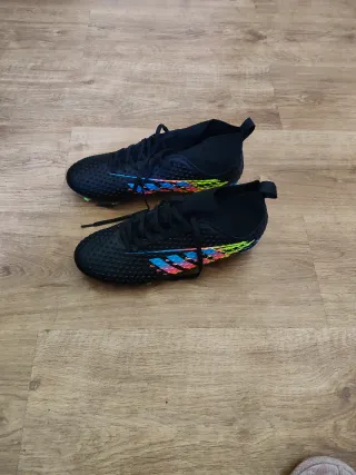 Botas de fútbol negras