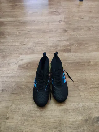 Botas de fútbol negras