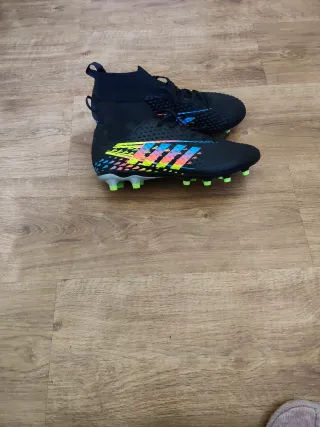 Botas de fútbol negras