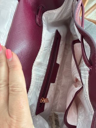 Mochila color burdeos, se recoge zona Villaviciosa