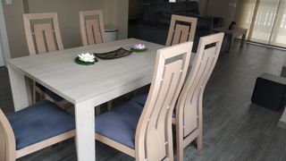 Mesa de comedor y salón