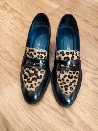 Zapatos de tacón con estampado de leopardo