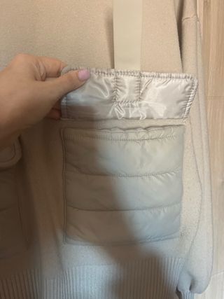 Jersey cuello alto beige con bolsillos