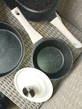 Set 2 padelle e 1 casseruola con coperchi