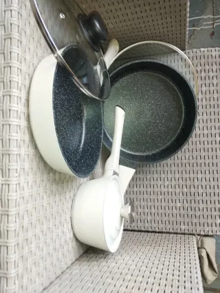 Set 2 padelle e 1 casseruola con coperchi