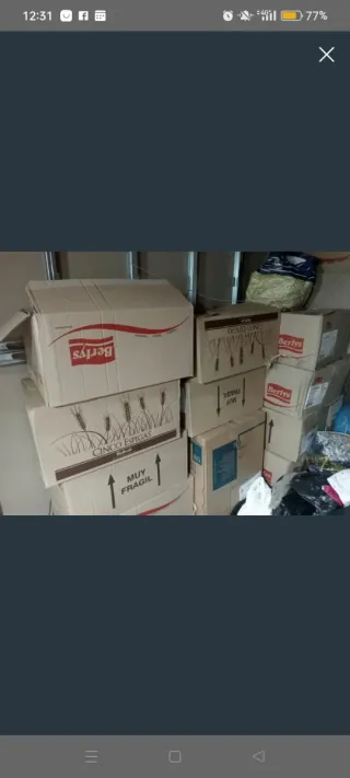 Cajas de ropa variada  Unas 10 cajas,cada caja 10€