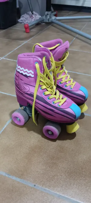 Patines de Soy Luna1 rosas con cordones amarillos