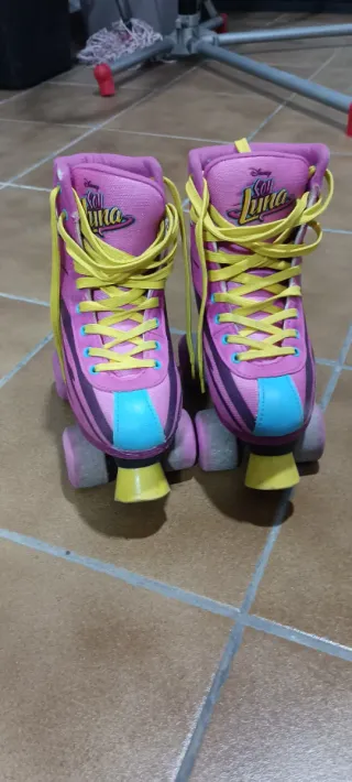 Patines de Soy Luna1 rosas con cordones amarillos
