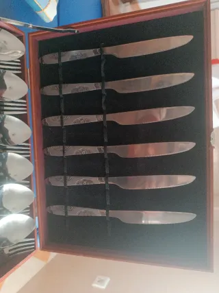 Cubertería de acero inoxidable con caja