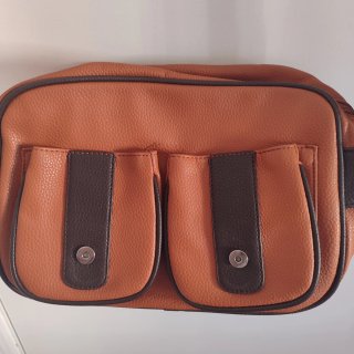 Bolso bandolera marrón con varios compartimentos